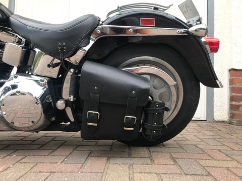 Hulk Schwarz Schwingentasche mit Flaschenhalter passend für Harley-Davidson Softail