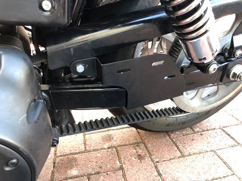 Dyna Flame Schwarz + Halter passend für Street Bob Schwingentaschen