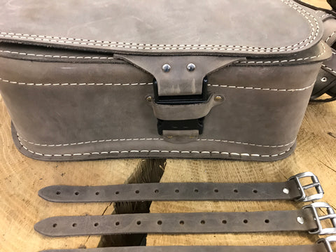 Clean Braun Seitentasche mit Flaschenhalter passend für Harley-Davidson Sportster