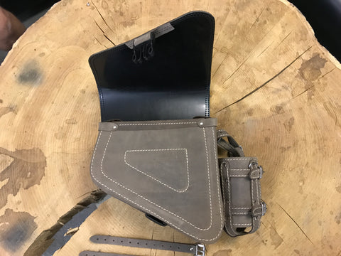 Clean Braun Seitentasche mit Flaschenhalter passend für Harley-Davidson Sportster
