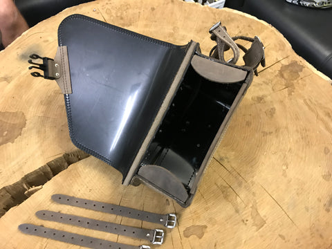 Clean Braun Seitentasche mit Flaschenhalter passend für Harley-Davidson Sportster