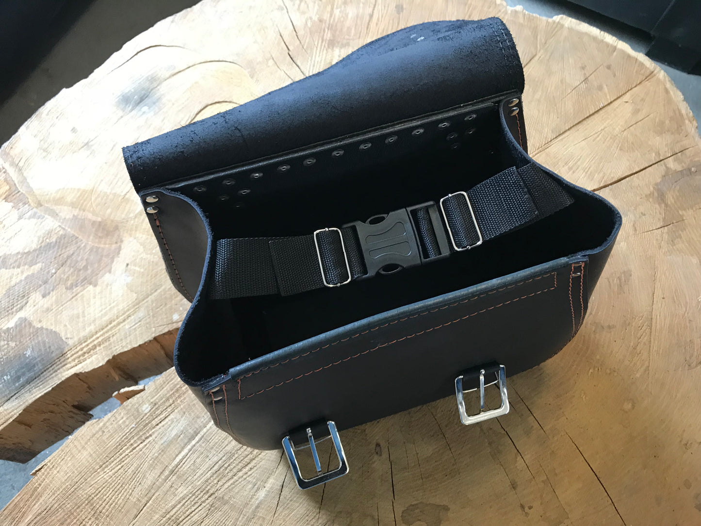 Zeus Orange Seitenkoffer + Halter XL passend für Softail ab 2018 bis Heute