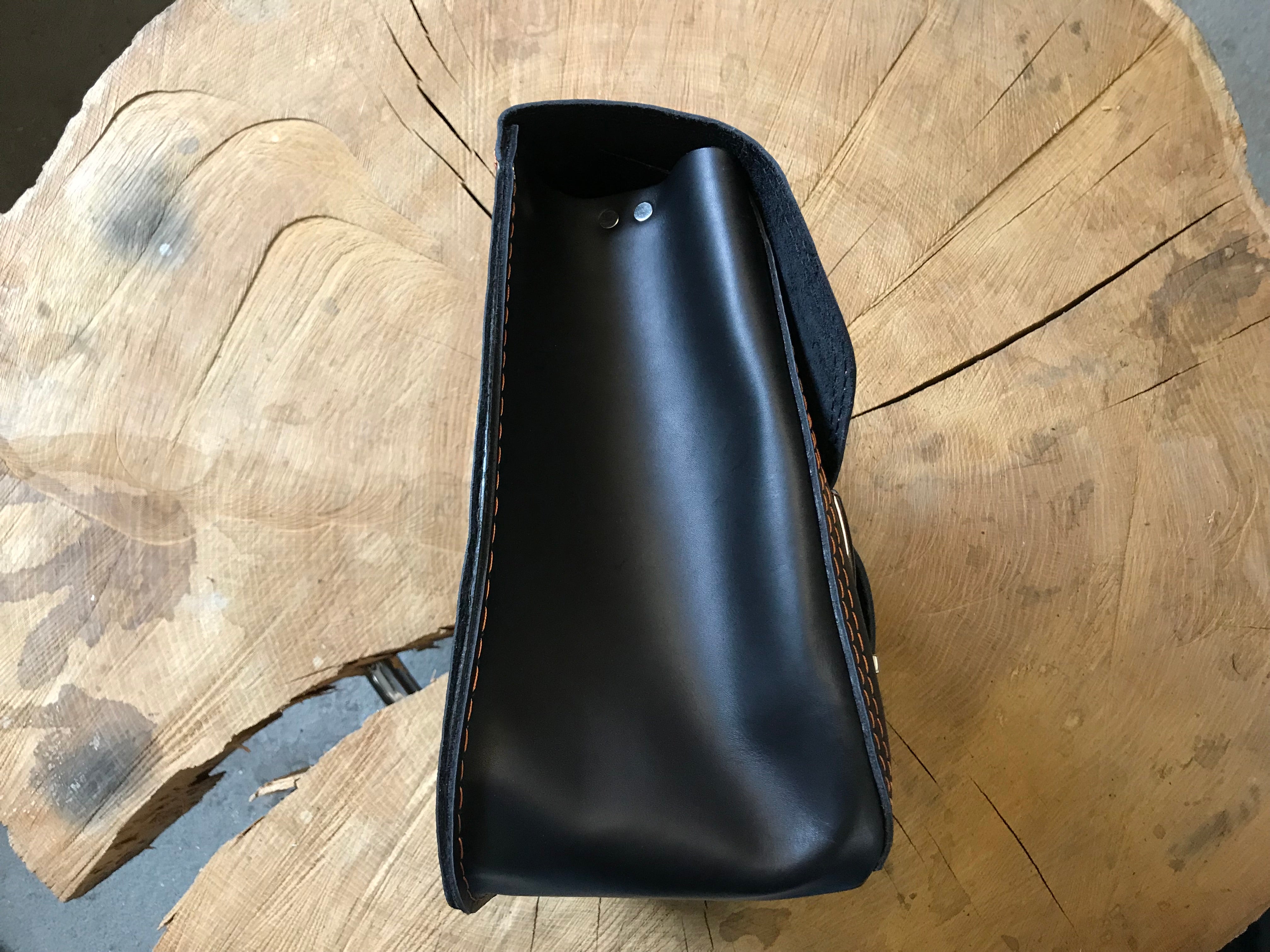 Zeus Orange Seitenkoffer + Halter XL passend für Softail ab 2018 bis Heute