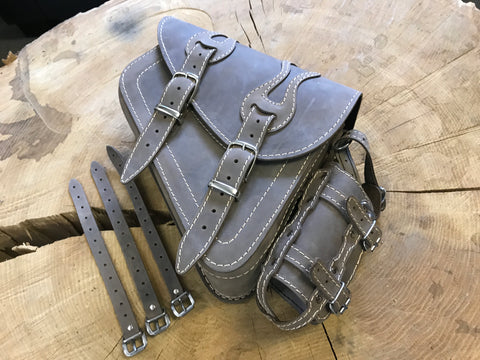 Flame Braun Seitentasche mit Flaschenhalter passend für Harley-Davidson Sportster