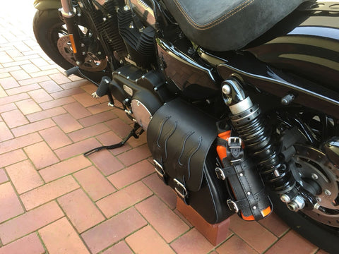 Sporty Flame Schwarz Schwingentasche passend für Harley-Davidson Sportster
