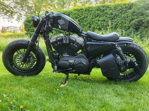 Road Skull Schwarz Seitentasche passend für Harley-Davidson Street Bob & Sportster