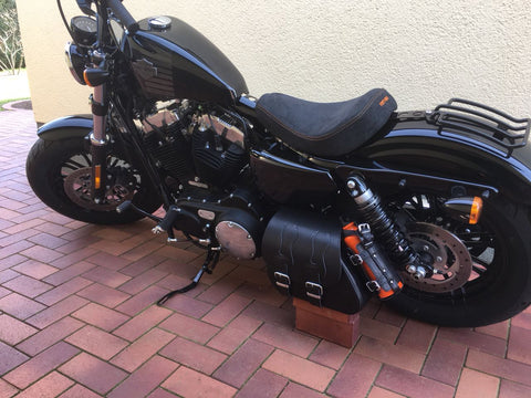 Sporty Flame Schwarz Schwingentasche passend für Harley-Davidson Sportster