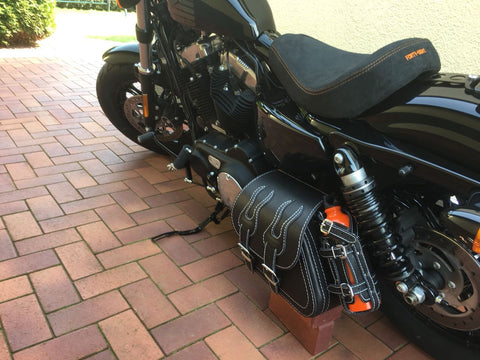 Sporty Flame Orange Schwingentasche passend für Harley-Davidson Sportster