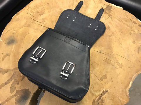 Zeus Schwarz Seitentasche + Halter XL passend für Softail von 1992 bis 2017