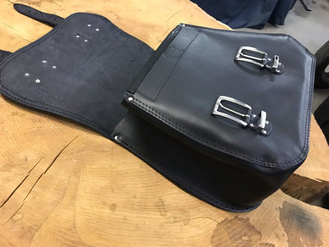 Zeus Schwarz Seitentasche + Halter XL passend für Softail von 1992 bis 2017