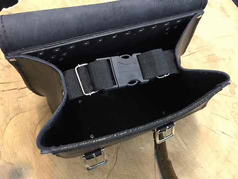 Zeus Schwarz Seitentasche + Halter XL passend für Softail von 1992 bis 2017