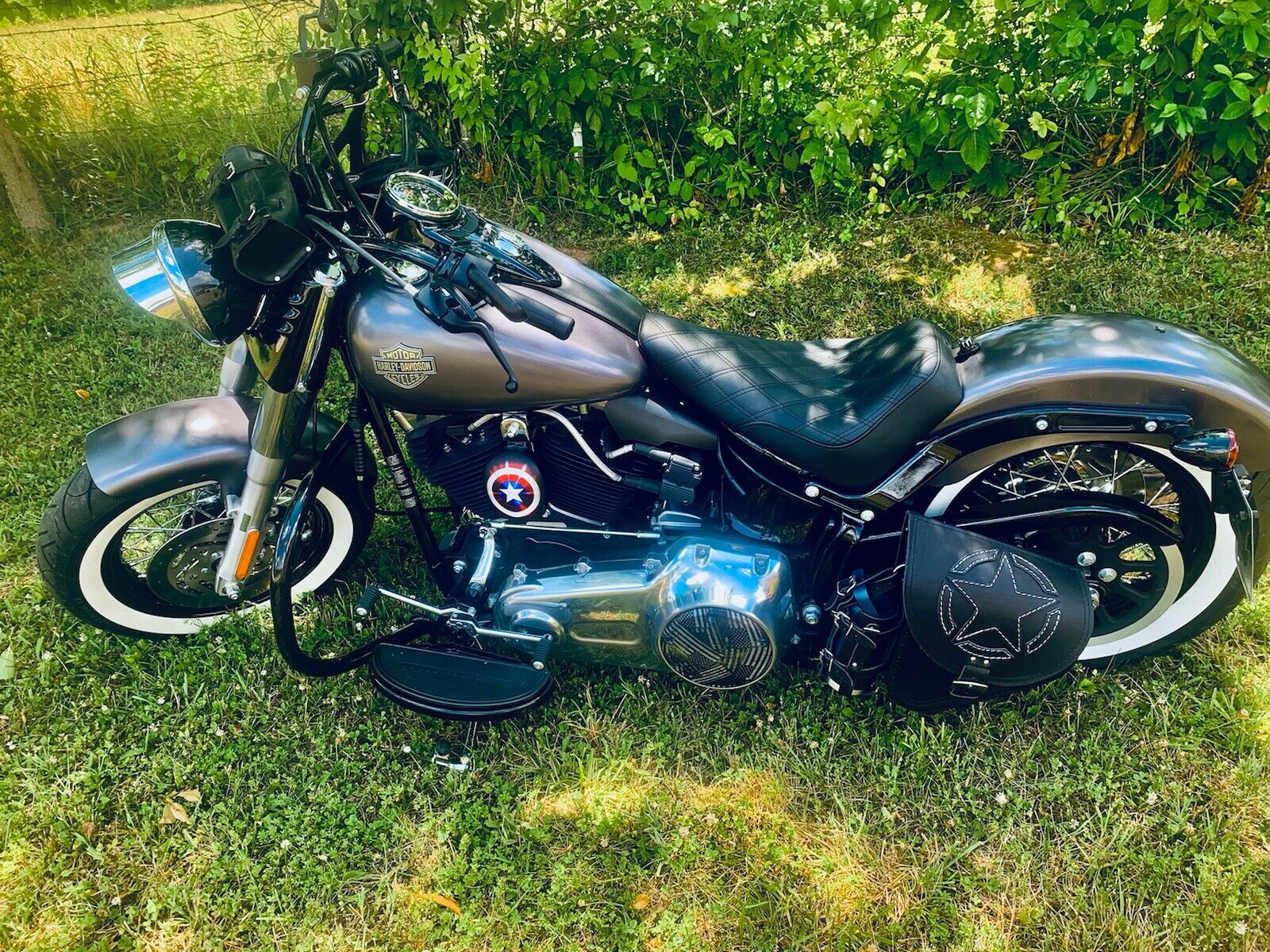 Fortuna Weiß Schwingentasche mit Flaschenhalter passend für Harley-Davidson Softail